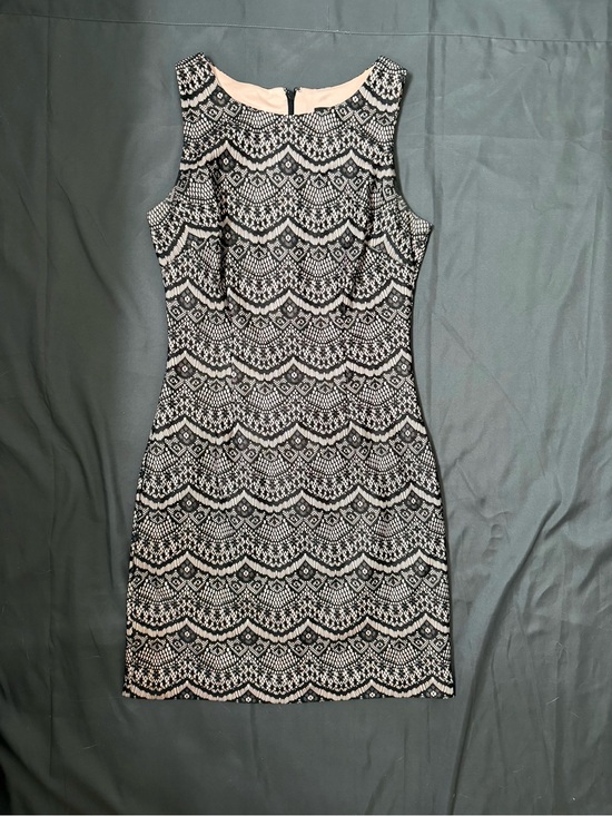 Dresses & Skirts - Sleeveless Black and Cream Lace-Pattern Sheath Dress